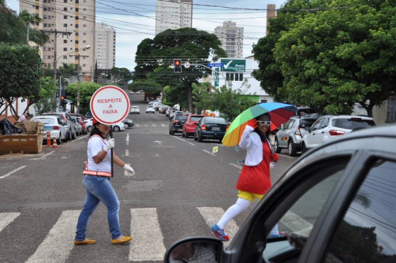 Grupo teatral Clube do Setinha alerta pais e alunos sobre travessia na faixa de pedestres.