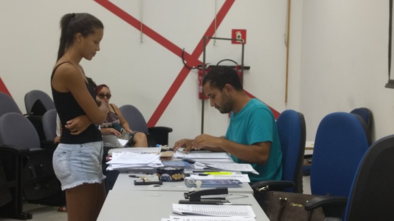 Futuros acadêmicos se reunem no anfiteatro do CCHS para matrículas