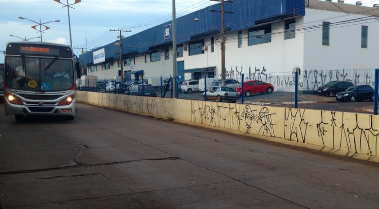 Usuários dos terminais de ônibus reclamam do desleixo e abandono do local.