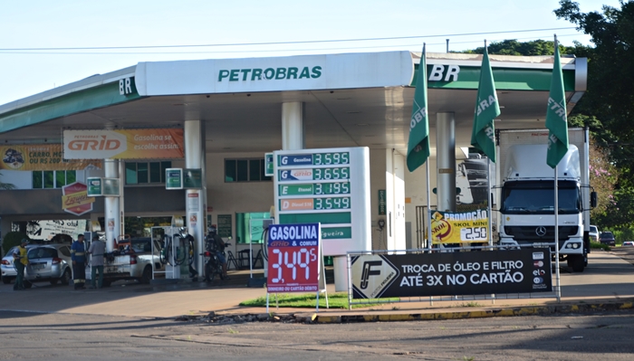 Pagamento no cartão de débito ou à vista o consumidor consegue cerca de R$0,10 de desconto por litro.