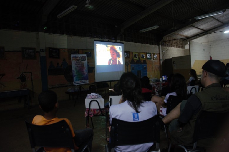 Exibição do filme na Comunidade Tia Eva