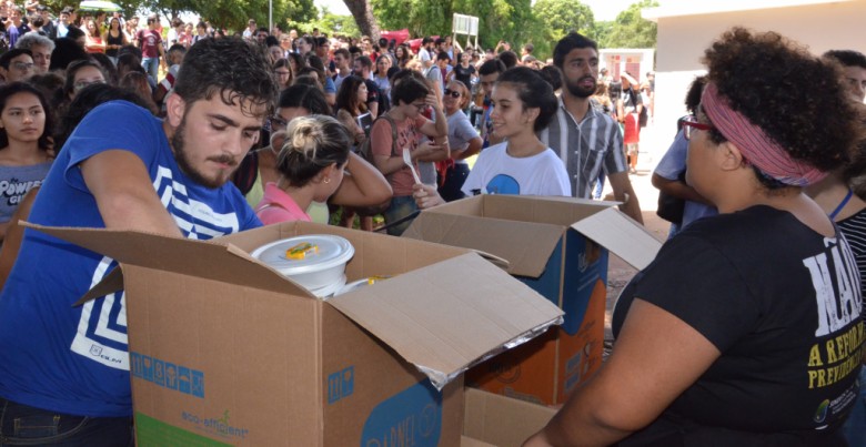 Marmitaço foi realizado em frente ao restaurante universitário