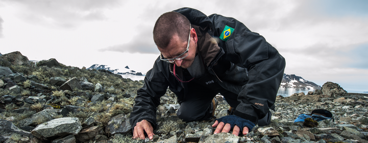 Adriano Spielmann participa da expedição que pesquisa liquens na Antartica