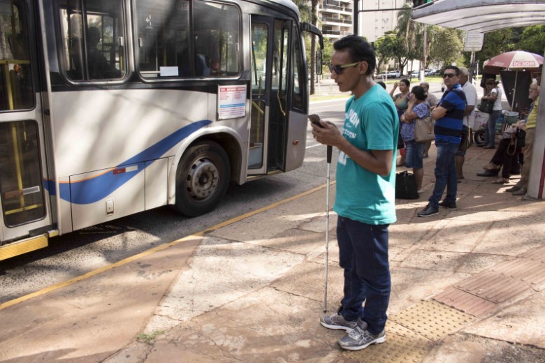 A maior dificuldade das pessoas com deficiência visual é a falta de segurança no embarque.