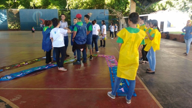 Alunos e professores realizaram gincana nas quadras da Universidade