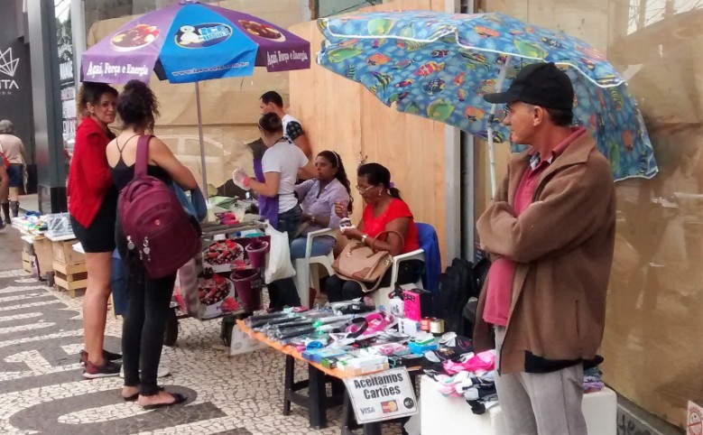 Vendedores ambulantes ocupam as calçadas da capital