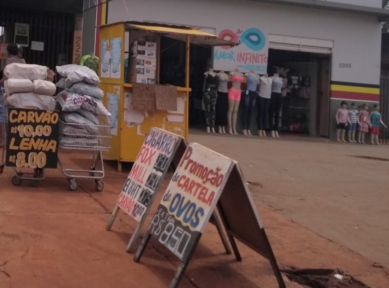 A venda de cigarros contrabandeados acontece em comércios irregulares.