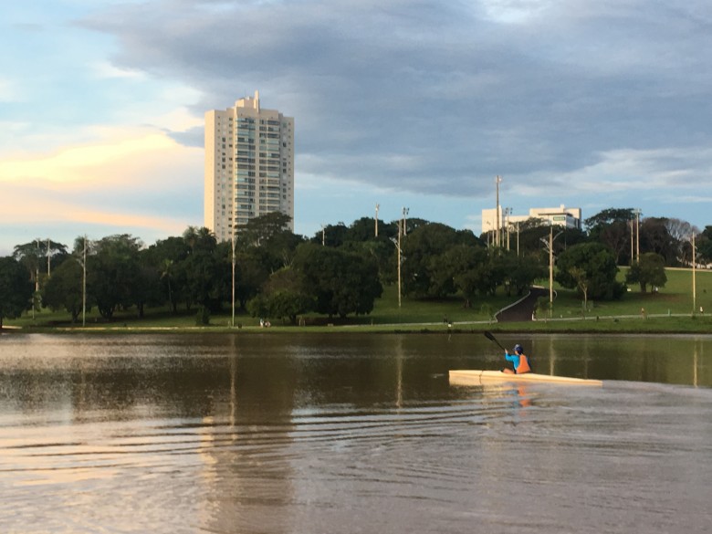 Lago do Parque das Nações Indígenas é o único local em Campo Grande que possibilita a prática da canoagem