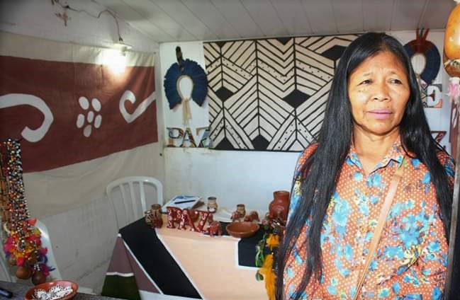 Claudete, representante da cultura indígena, expõe peças de artesanato